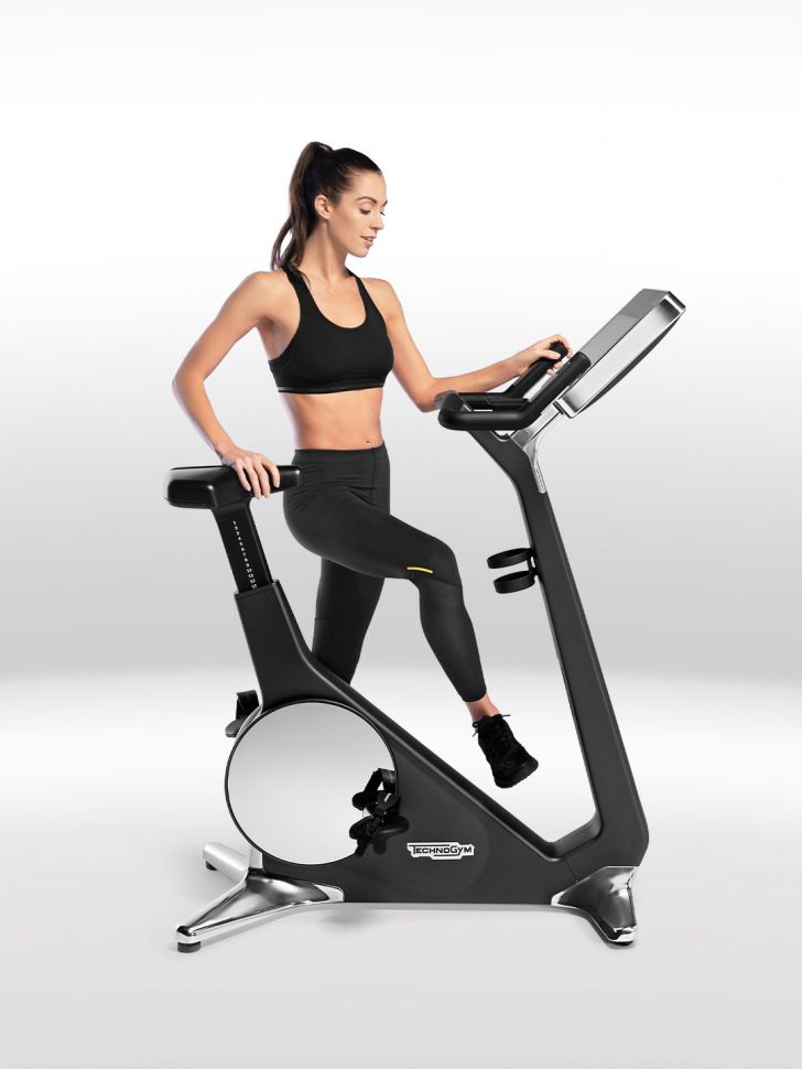 Вертикальный велотренажер TechnoGym Personal Bike