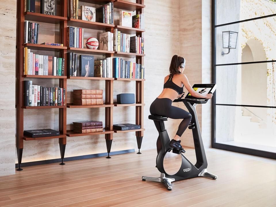 Вертикальный велотренажер TechnoGym Personal Bike
